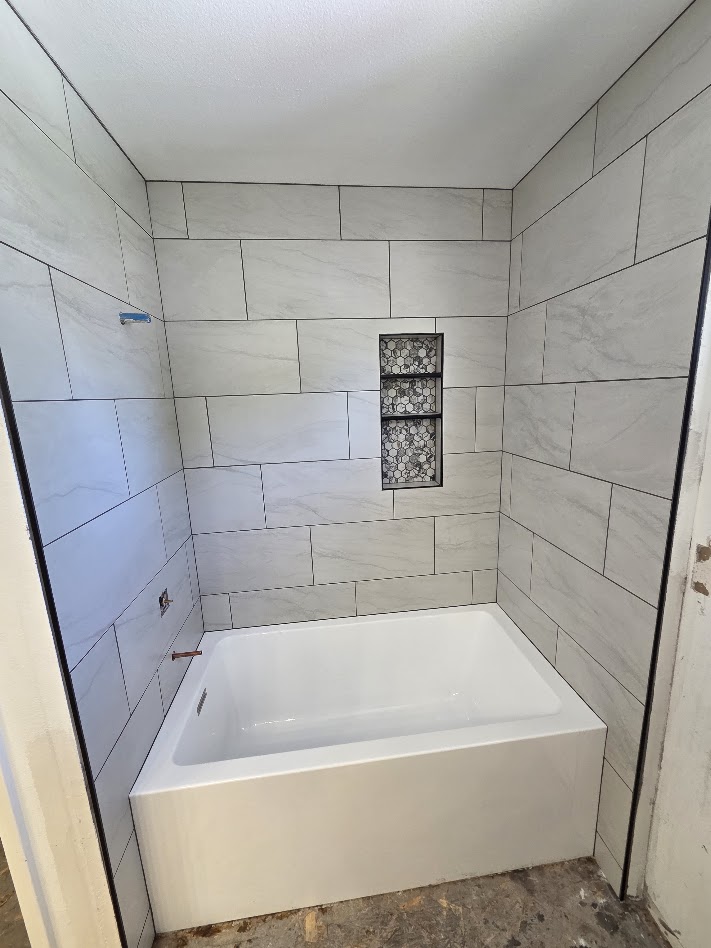 Tiled tub surround